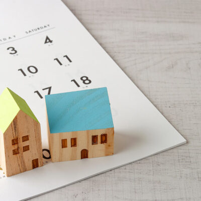 カレンダーと家の模型