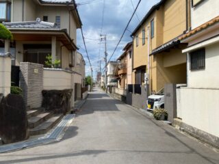 Calm residential alley in a Japanese neighborhood with traditional homes.