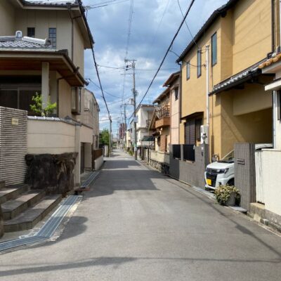 Calm residential alley in a Japanese neighborhood with traditional homes.