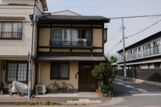 静かな住宅街にある伝統的な日本家屋