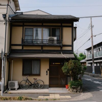 静かな住宅街にある伝統的な日本家屋