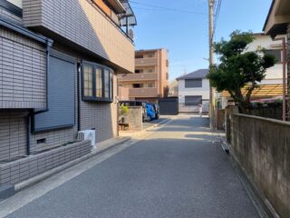 郊外の落ち着いた住宅街の通り