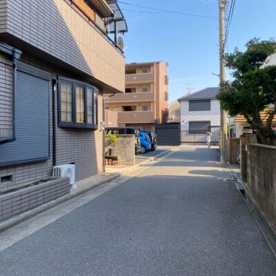 郊外の落ち着いた住宅街の通り