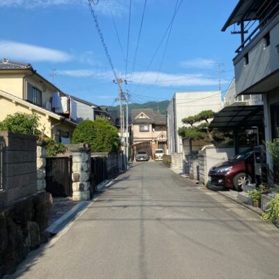 郊外の住宅街の道路と戸建て住宅
